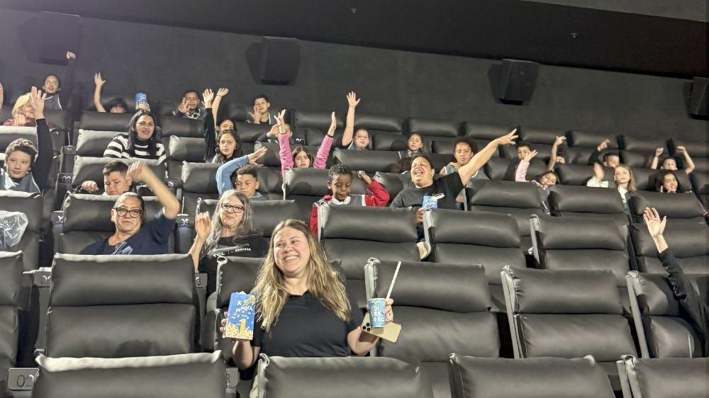 Crianças assistindo ao filme no cinema