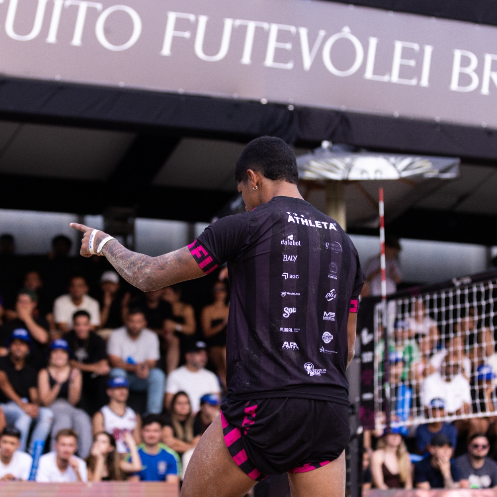 Competidores em ação no Futevôlei